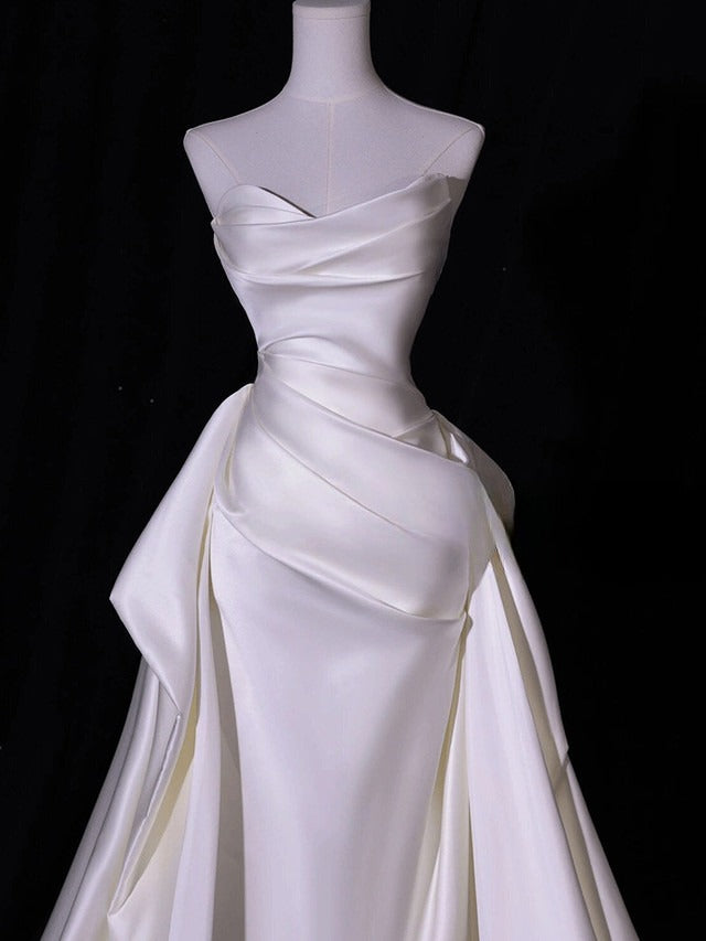 Elegantes trägerloses A-Linien-Brautkleid aus Satin mit Drapierung DP7046