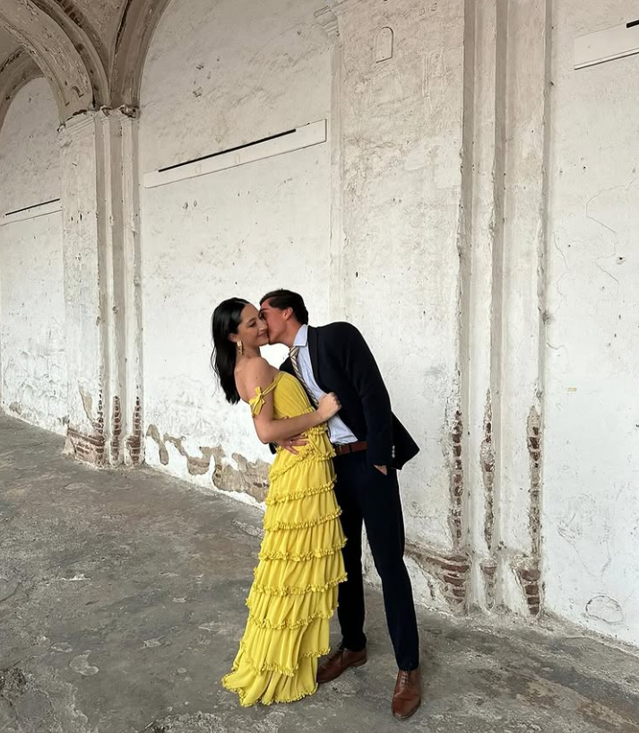 Robe de soirée longue jaune en tulle à volants et épaules dénudées, DP466