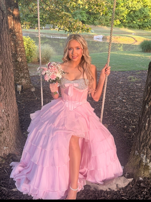 Elegantes pinkfarbenes, trägerloses Tüllkleid mit Perlen, Schleife, Korsett-Oberteil, gestuften Rüschen, hohem Schlitz für Sweet 15/Quinceanera, Ballkleid DP8370
