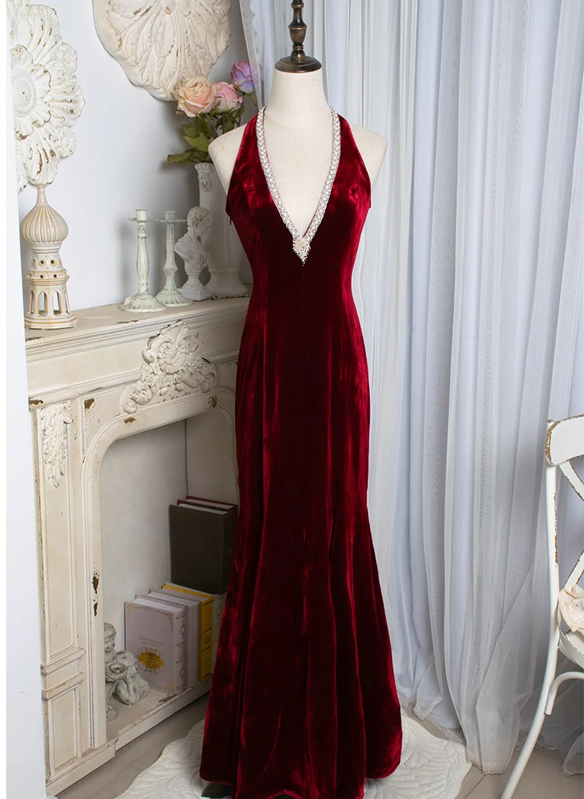 Weinrotes langes Meerjungfrauen-Partykleid aus Samt mit Neckholder und Perlenbesatz, DP2660