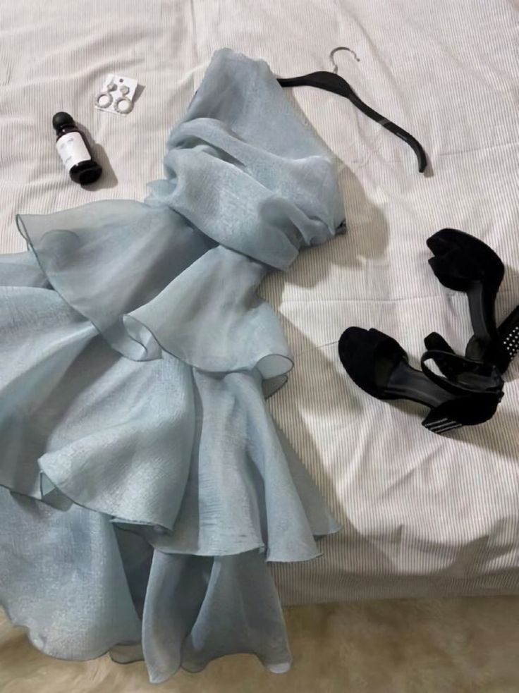 Robe de soirée courte en mousseline bleu poudré à une épaule et à superpositions DP2725