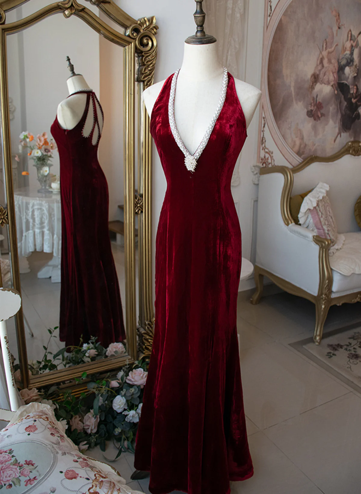 Weinrotes langes Meerjungfrauen-Partykleid aus Samt mit Neckholder und Perlenbesatz, DP2660