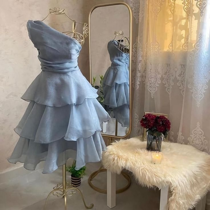 Robe de soirée courte en mousseline bleu poudré à une épaule et à superpositions DP2725