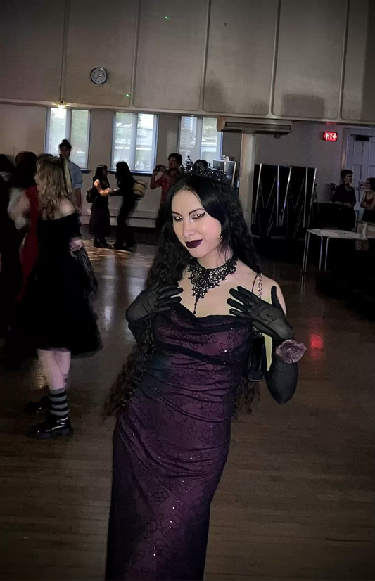 Atemberaubendes langes Abendkleid mit lila Glitzerträgern, DP2864