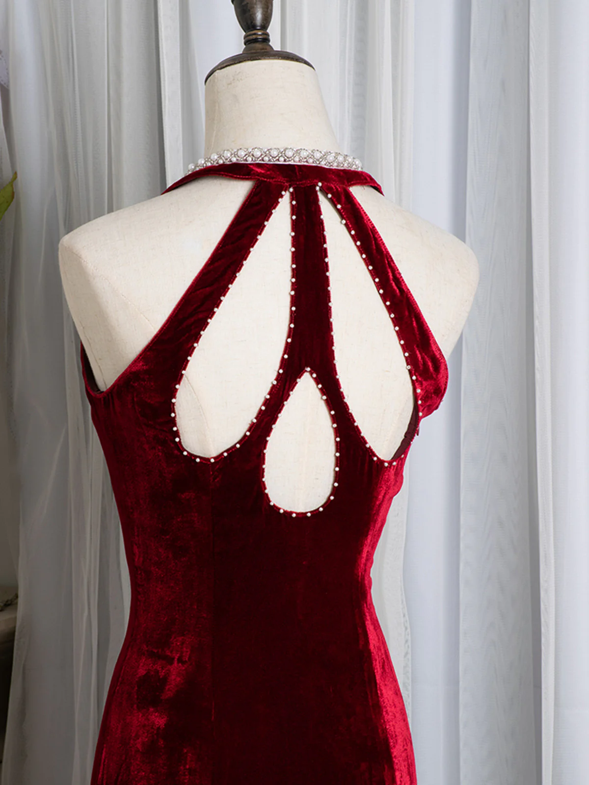 Weinrotes langes Meerjungfrauen-Partykleid aus Samt mit Neckholder und Perlenbesatz, DP2660