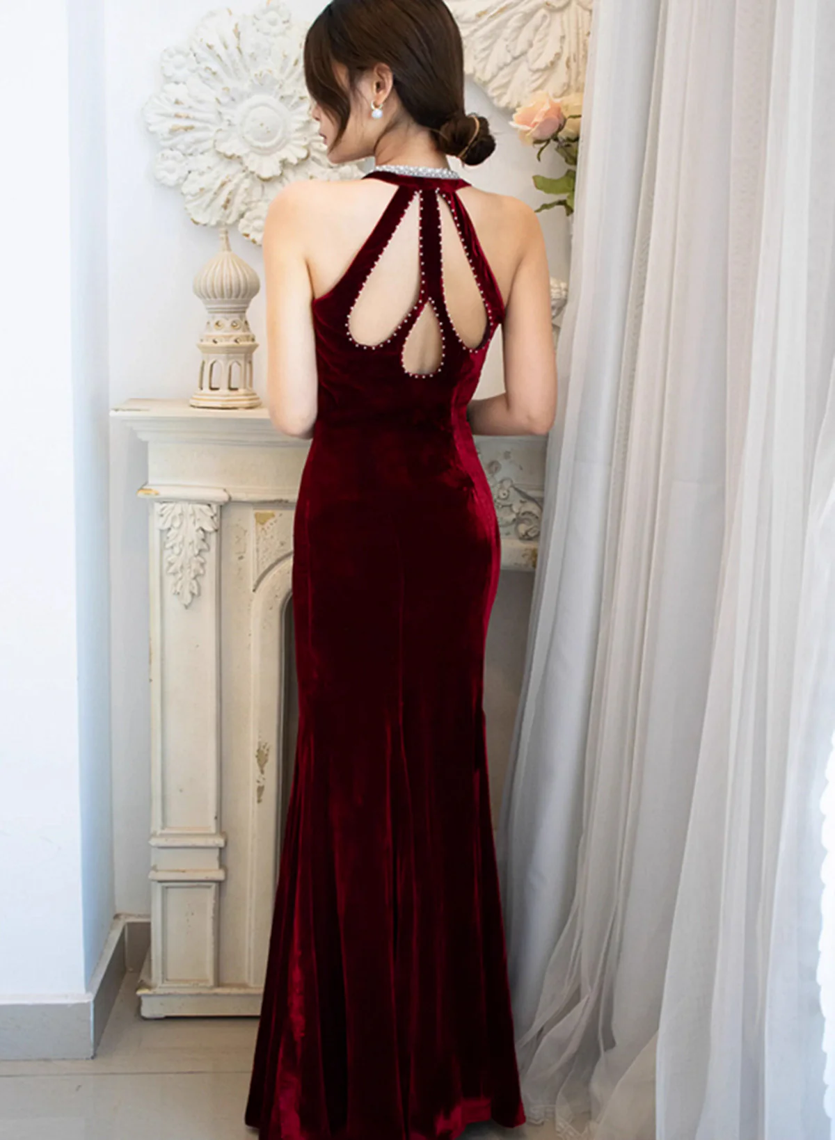 Weinrotes langes Meerjungfrauen-Partykleid aus Samt mit Neckholder und Perlenbesatz, DP2660
