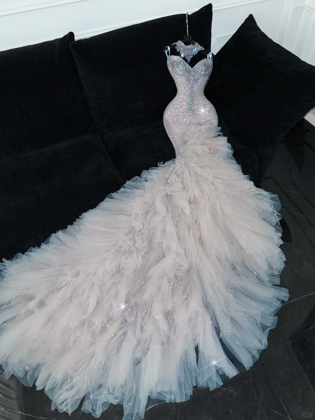 Glänzendes, perlenbesetztes, weißes Tüll-Pailletten-Design, elegantes, bodenlanges Meerjungfrau-Brautkleid, DP6197
