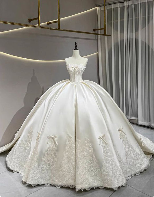 Robe de mariée trapèze en satin ivoire sans bretelles avec appliques de dentelle DP8618