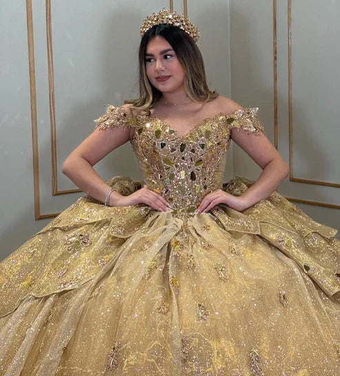 Robe de bal élégante en tulle pailleté doré à épaules dénudées et à volants, ornée de perles, référence DP7234