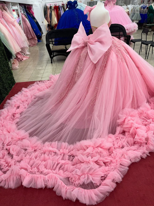 Robe de bal de quinceañera rose élégante à une épaule, corsage orné de perles, nœud surdimensionné et volants en tulle DP7237