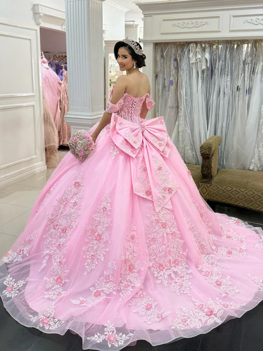 Robe de bal glamour rose à broderies florales, épaules dénudées, décolleté cœur et volants, pour Quinceañera ou Sweet 15 DP7194