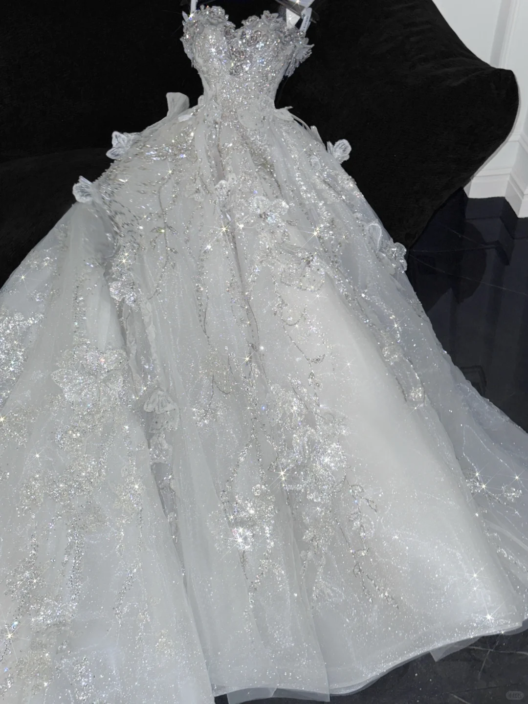 Wunderschönes, glänzendes, perlenbesetztes, weißes, herzförmiges Tüll-Pailletten-Design, elegantes, bodenlanges A-Linien-Brautkleid, DP6201