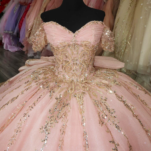 Robe de bal de quinceañera vintage rose à épaules dénudées, en tulle brodé de sequins dorés DP7228