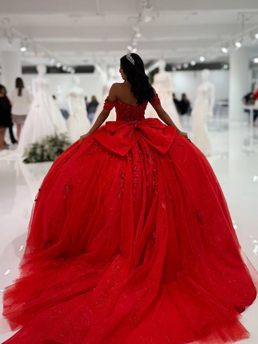 Robe de bal chic rouge à épaules dénudées, ornée d'appliqués de perles et d'un décolleté en cœur, idéale pour une quinceañera ou un Sweet 15 (DP7181)