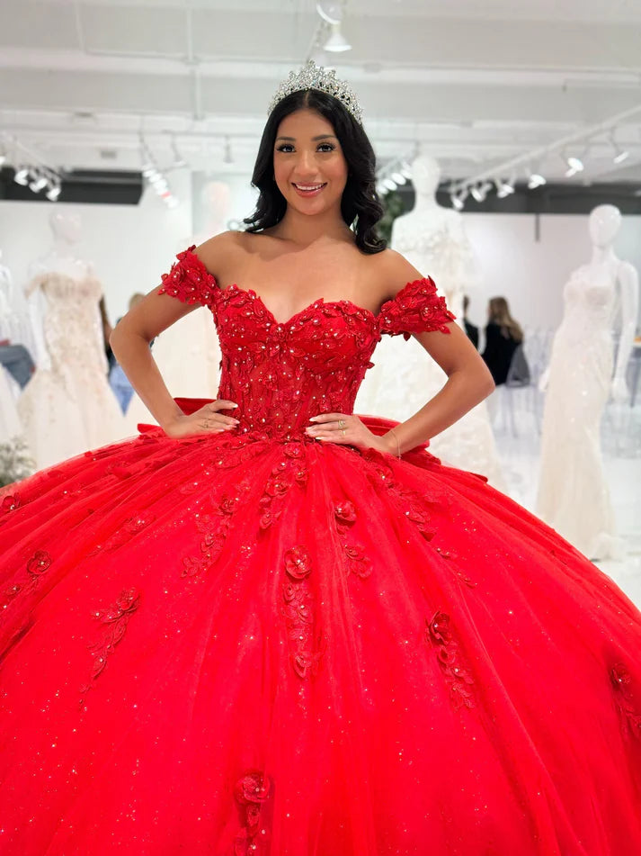 Robe de bal chic rouge à épaules dénudées, ornée d'appliqués de perles et d'un décolleté en cœur, idéale pour une quinceañera ou un Sweet 15 (DP7181)