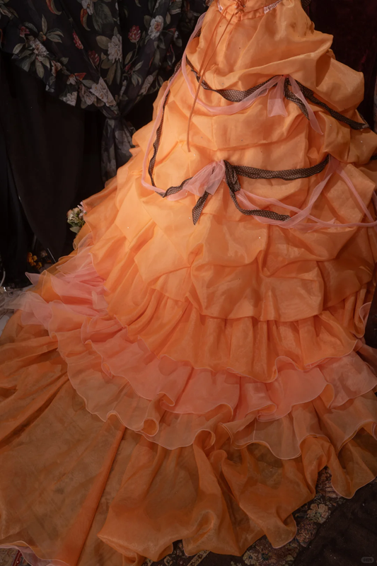 Robe de bal en tulle orange glamour à épaules dénudées, ornée de perles et de volants DP8350