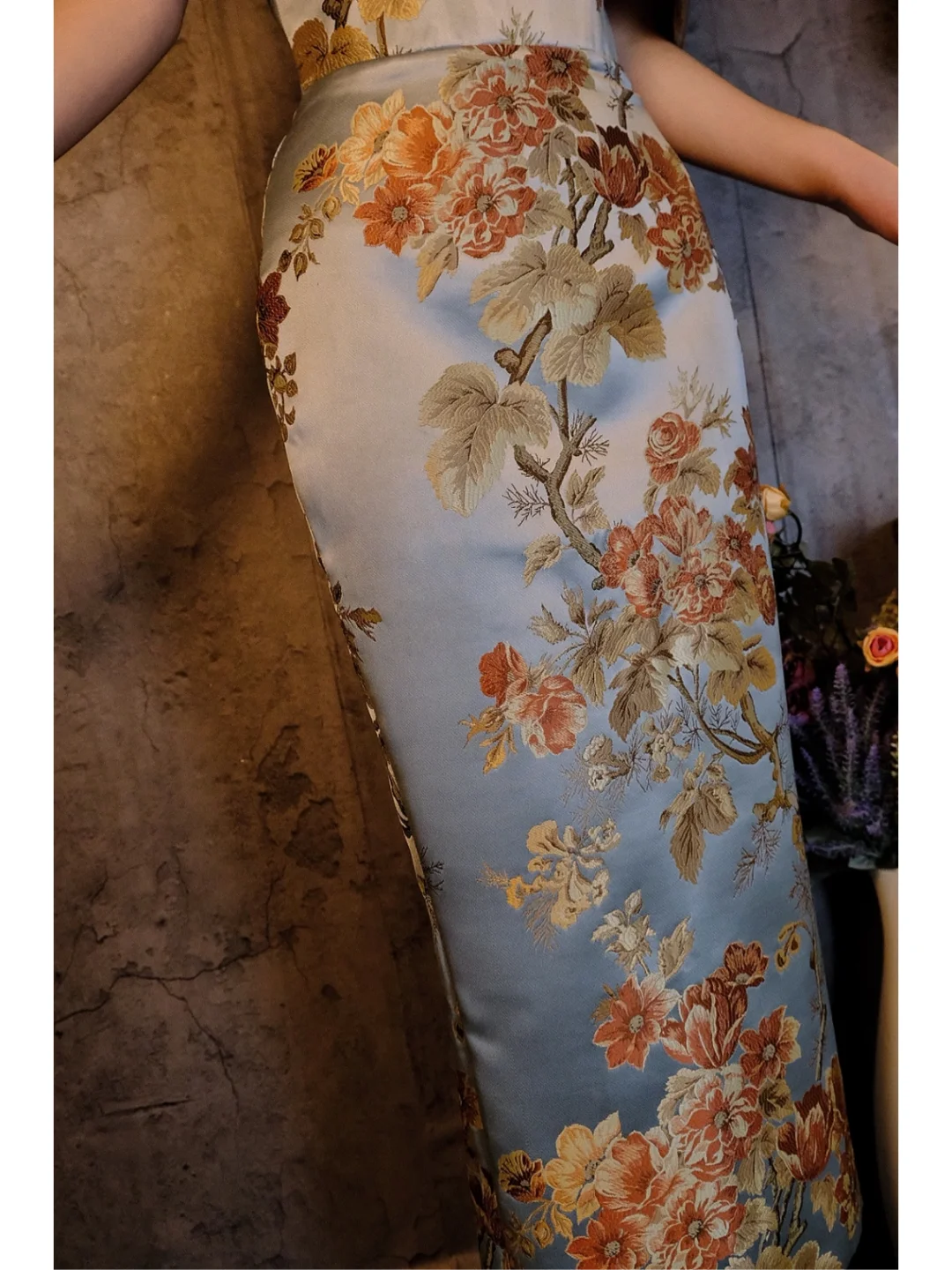 Robe de soirée élégante en satin à épaules dénudées et motif floral vintage DP6048