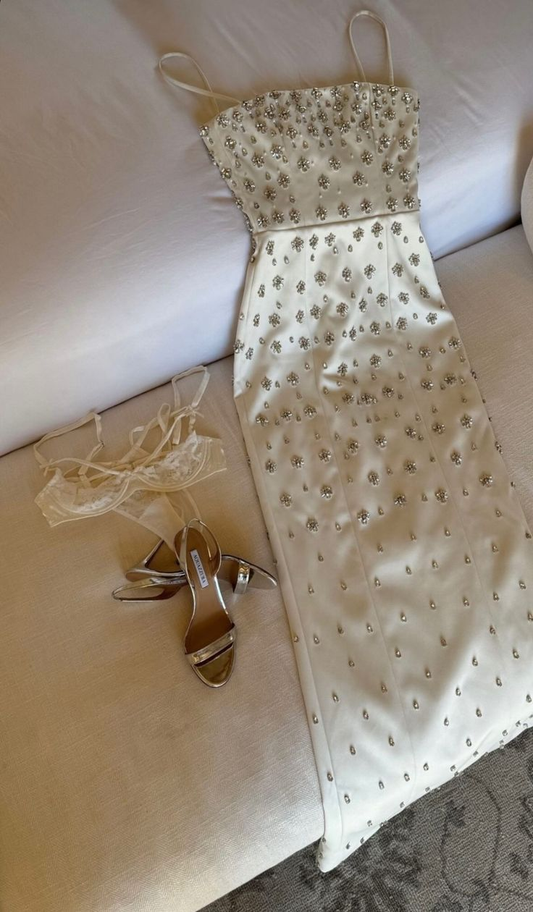 Atemberaubendes langes Abendkleid mit Spaghettiträgern und Perlenbesatz, DP3755