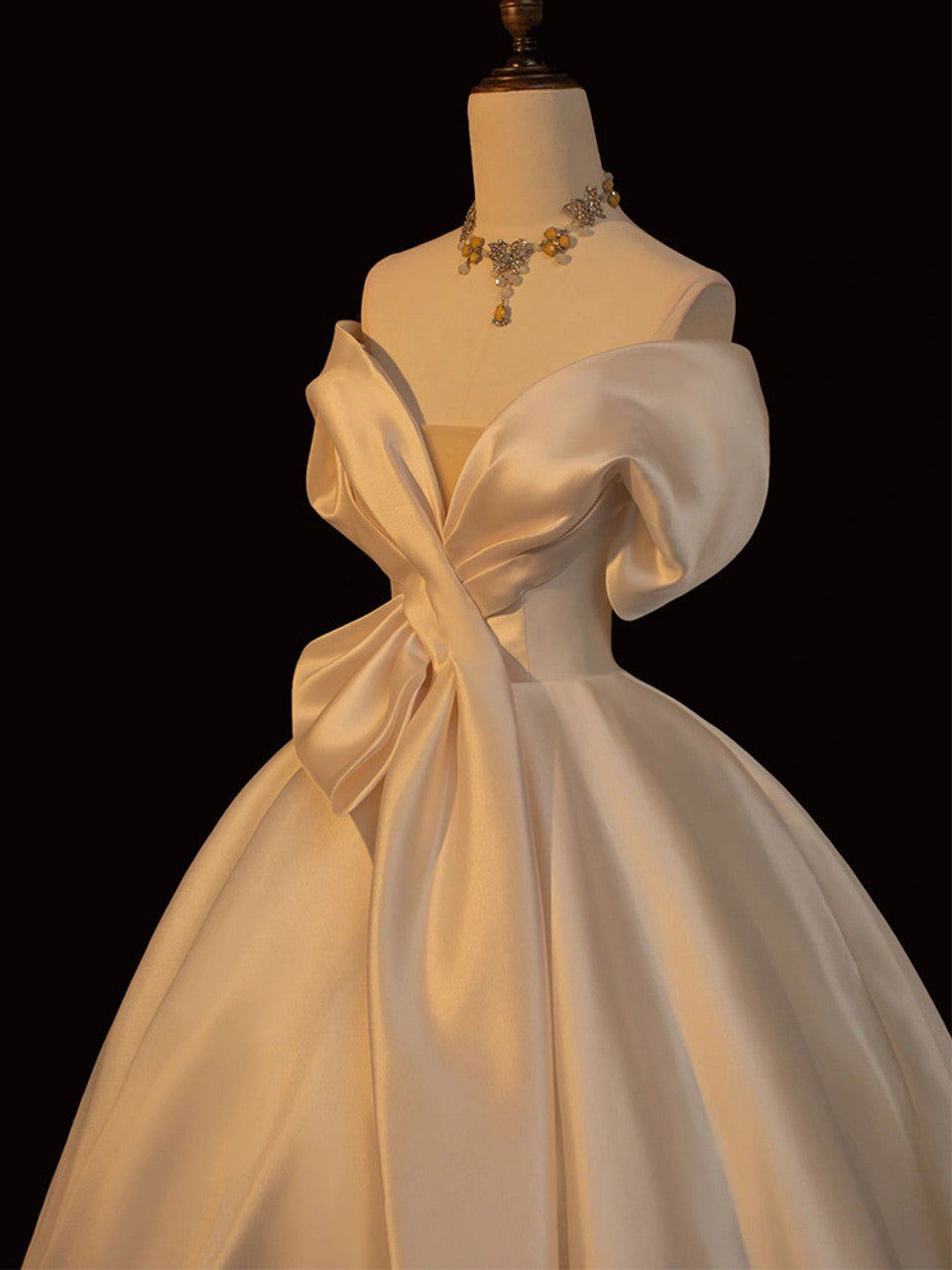 Robe de mariée élégante en satin à épaules dénudées, coupe trapèze, décolleté cœur DP7052