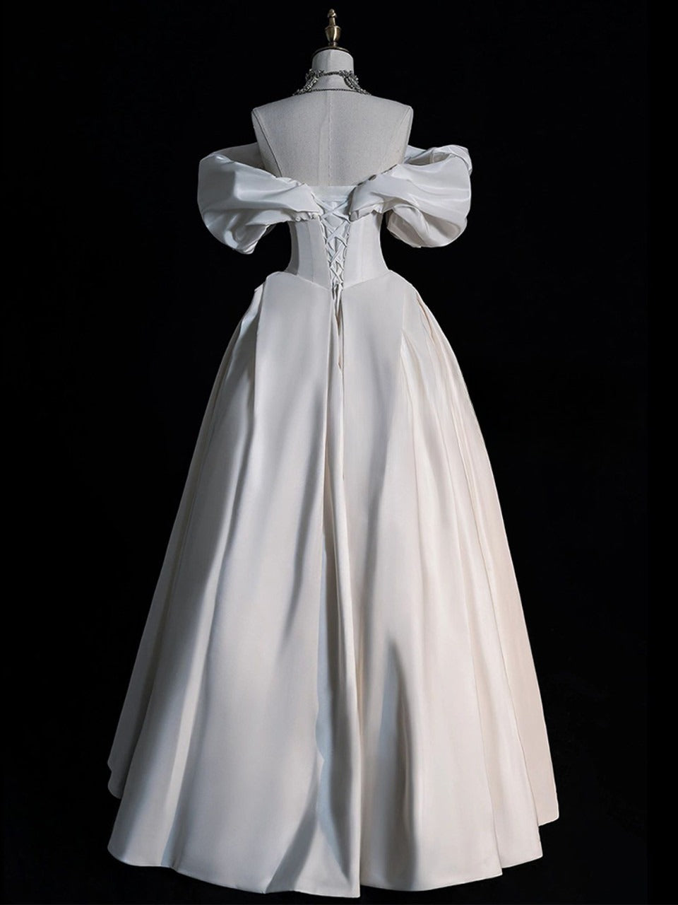 Robe de mariée élégante en satin, coupe trapèze, épaules dénudées, DP7057