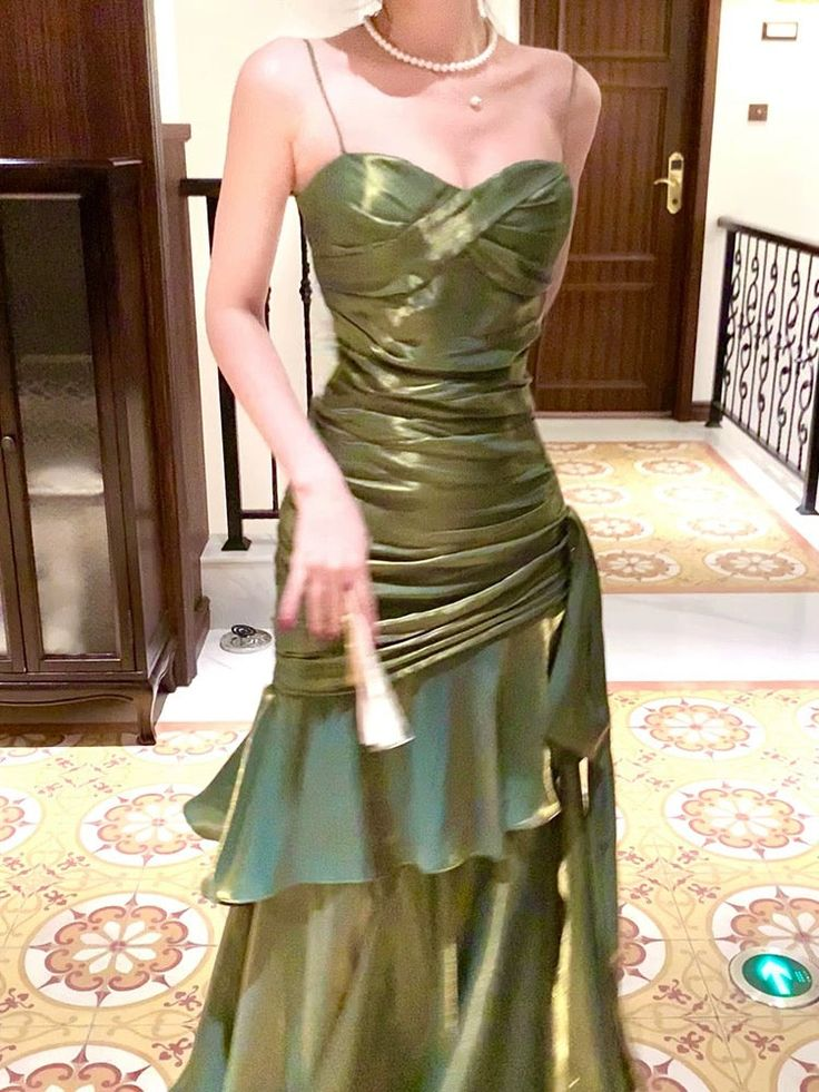 Charmantes weinrotes Spaghettiträger-langes Partykleid Geburtstags-Outfits DP3950