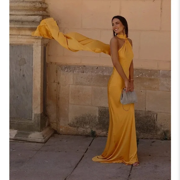 Gelbes Neckholder-Abendkleid im Meerjungfrau-Stil aus Satin, lang, DP3583
