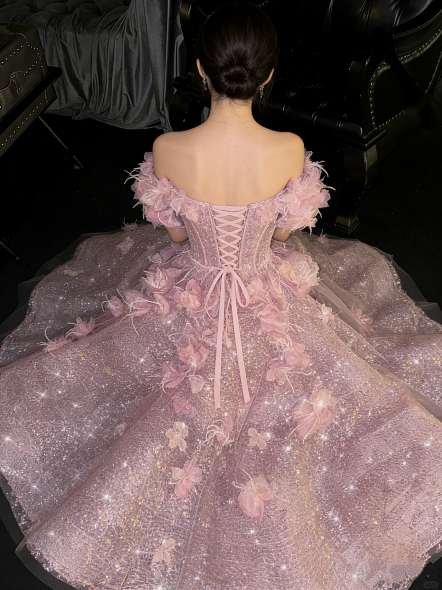 Robe de soirée cocktail rose pailletée à épaules dénudées, en tulle à sequins et plumes 3D, DP7318