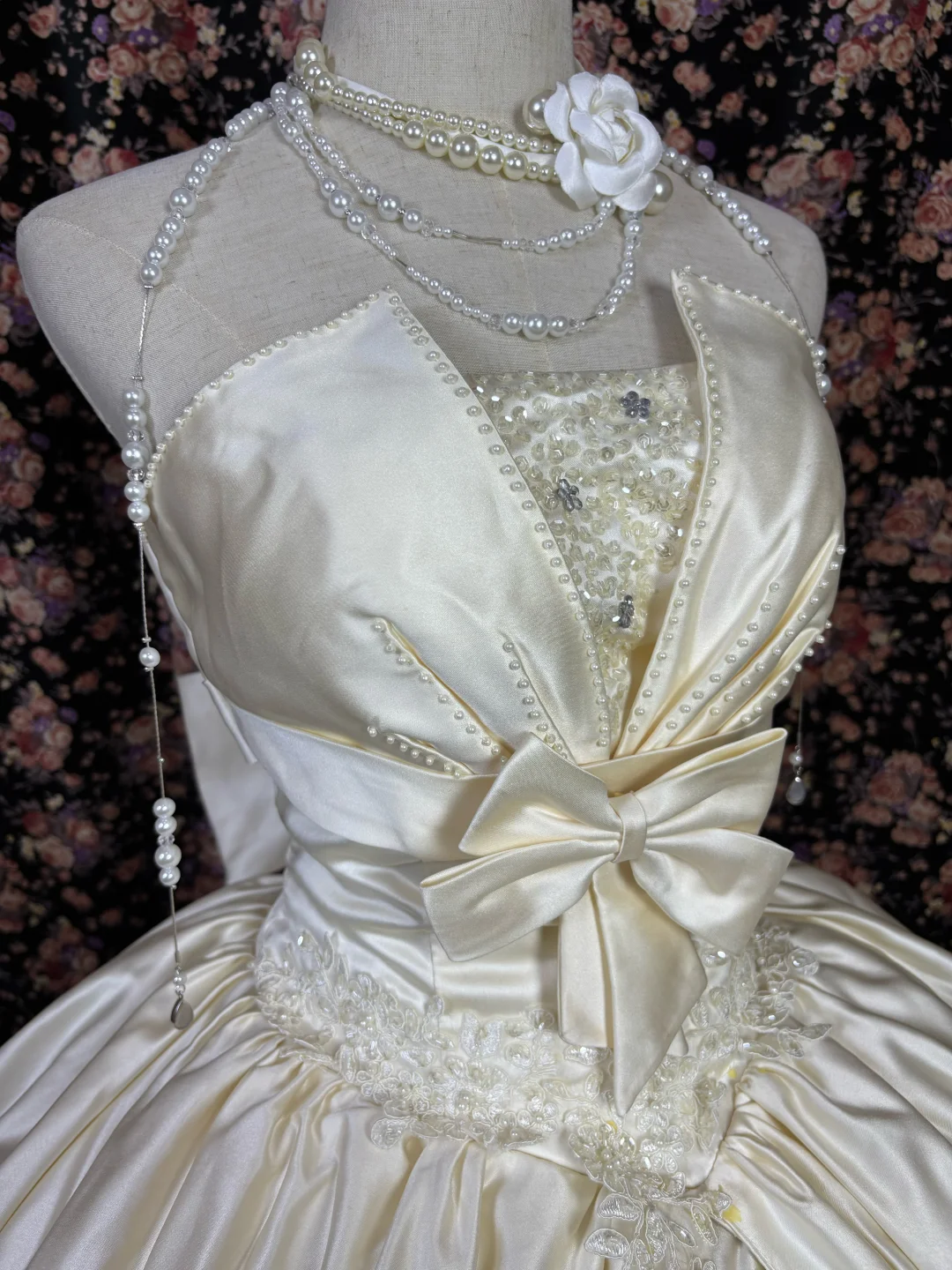 Vintage-inspiriertes elfenbeinfarbenes trägerloses Brautkleid in A-Linie mit Schleifenbesatz und Spitzensaum DP7065