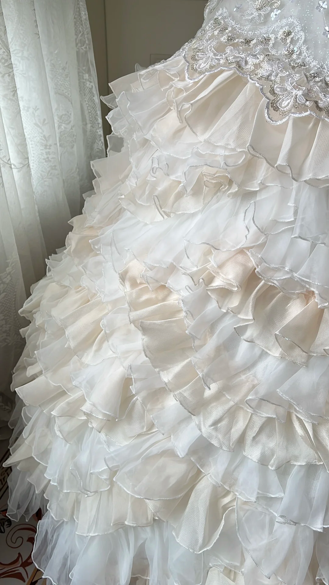 Vintage-Inspired Ivory Tiered Tulle Sweetheart Strapless Sequined Rhinestone Wedding Dress DP7303