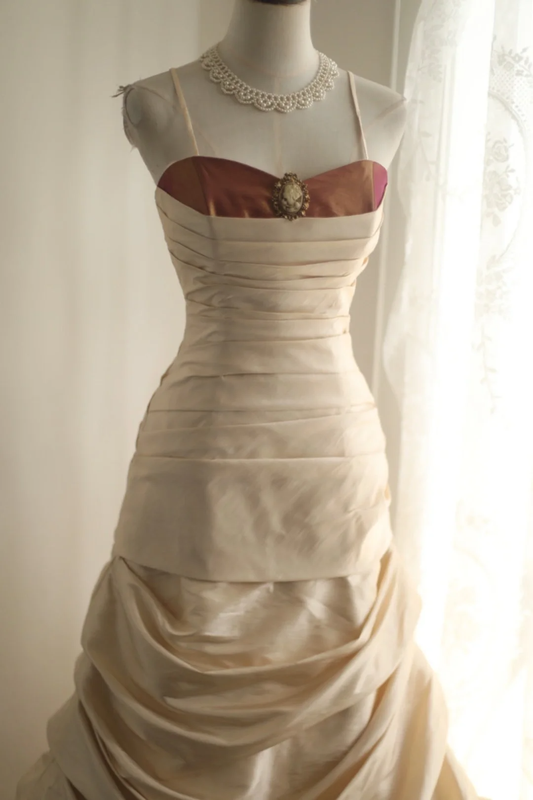 Elegantes elfenbeinfarbenes Spaghettiträger-A-Linien-Vintage-Brautkleid, DP5177