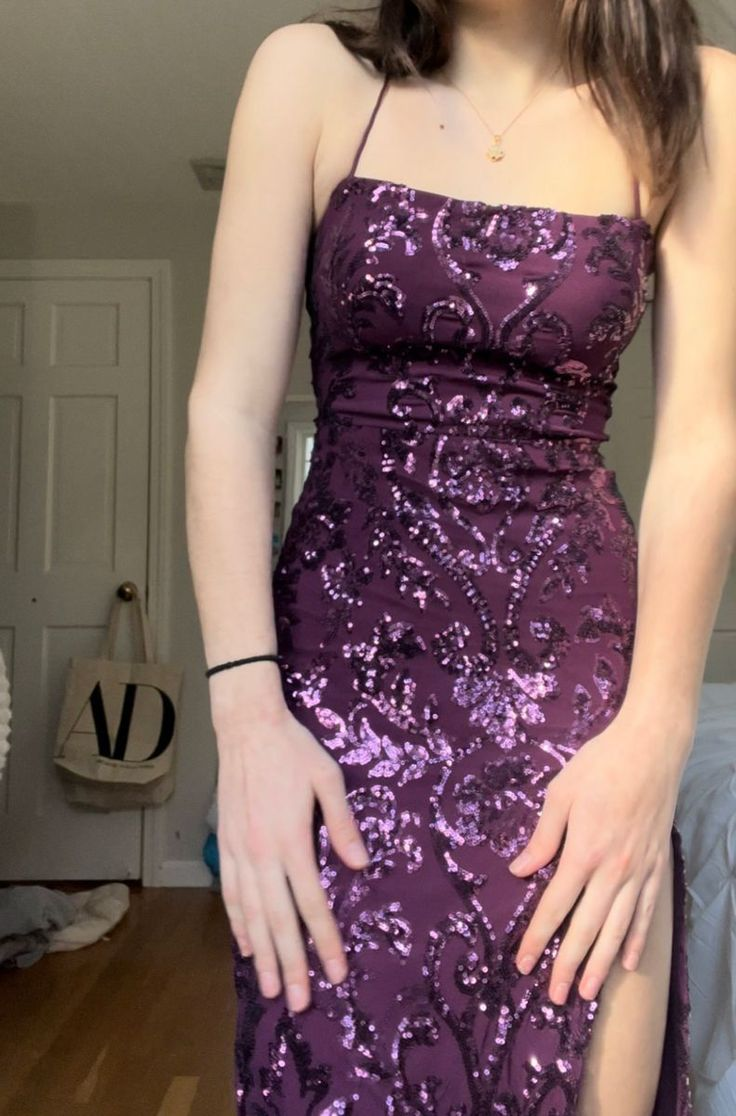 Robe de soirée longue à bretelles et paillettes style sirène violet foncé DP3879