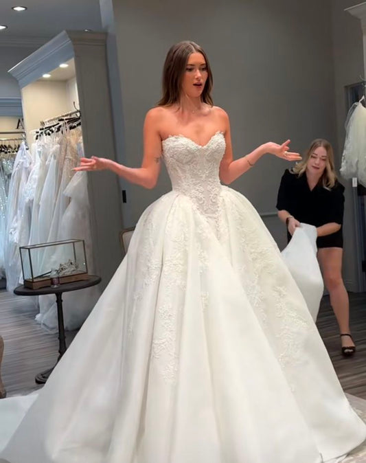 Elegantes A-Linien-Hochzeitskleid aus Spitze mit Herzausschnitt und floralen Applikationen, Modell DP7025