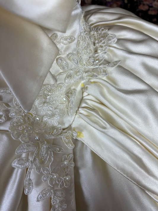 Robe de mariée bustier ivoire d'inspiration vintage, coupe trapèze, nœud et bordure en dentelle, référence DP7065