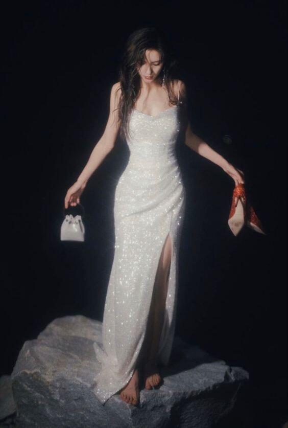 Glänzend weißes langes Partykleid im Meerjungfrauenstil mit Trägern und Schlitz, DP2913