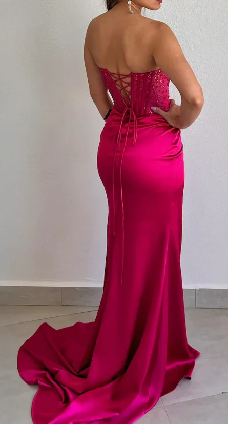 Robe de soirée longue fourreau en satin rose à col en cœur et perles, DP4535