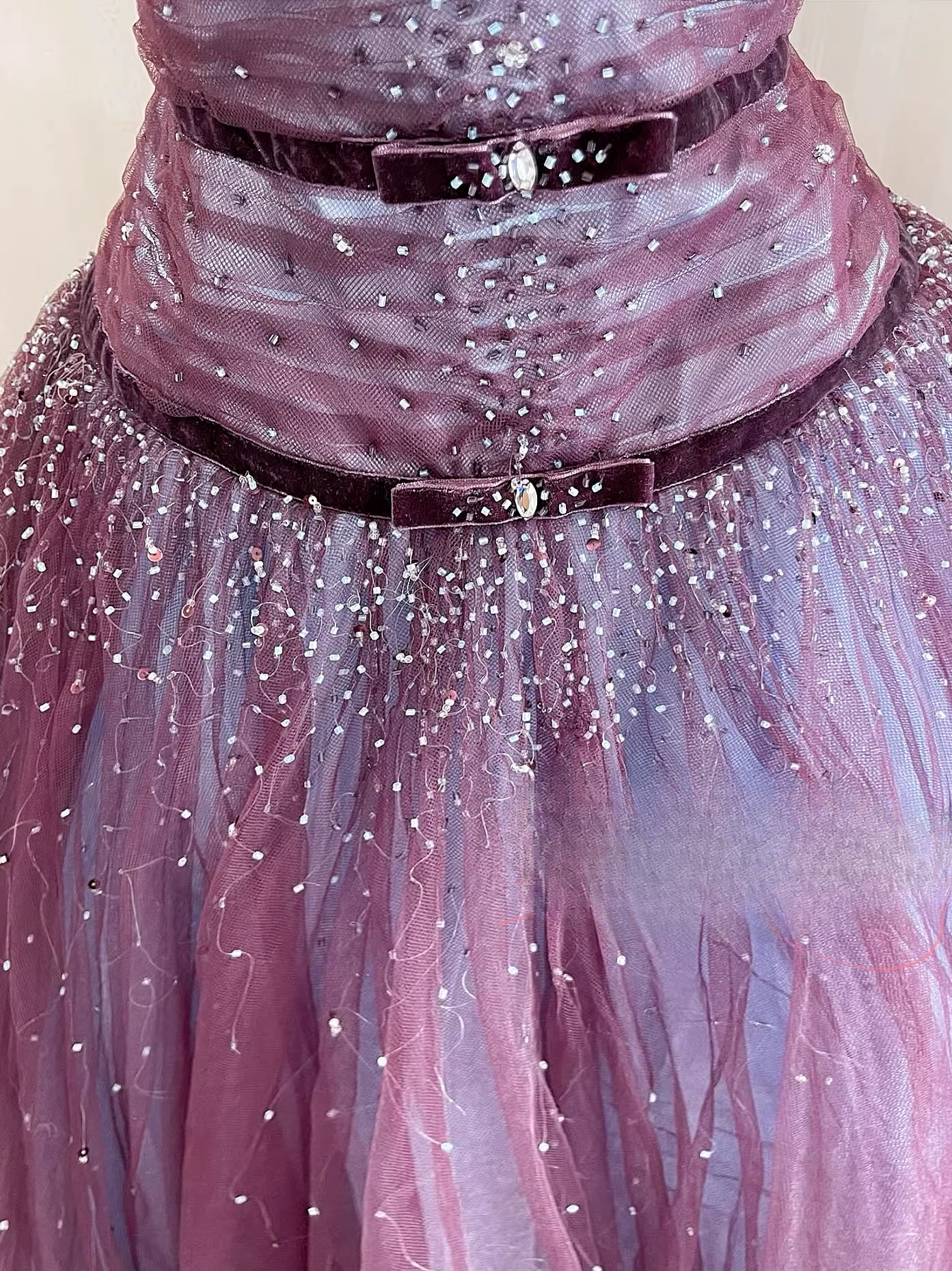 Elegantes lavendelfarbenes Ombré-Ballkleid aus Tüll mit Neckholder und Perlenbesatz für Sweet 16 Quinceañera DP7769