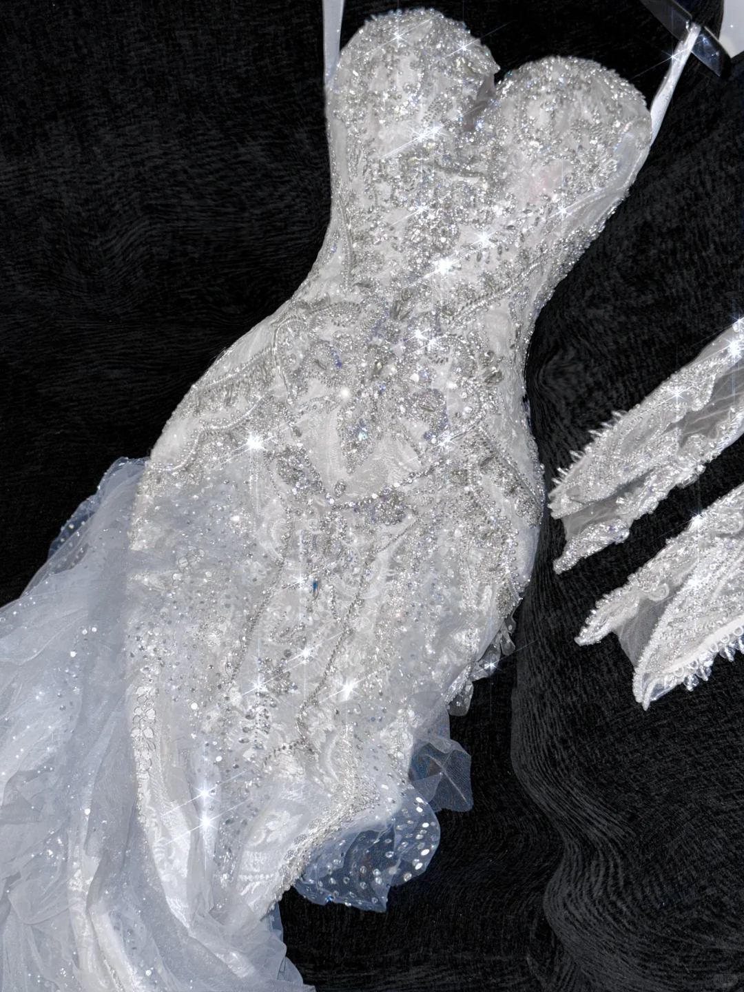 Elegantes, bodenlanges Brautkleid im Meerjungfrau-Stil mit herzförmigem Ausschnitt, Spitze und Tüll mit Perlenapplikationen, DP6173