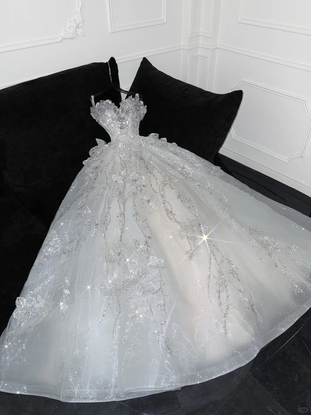 Wunderschönes, glänzendes, perlenbesetztes, weißes, herzförmiges Tüll-Pailletten-Design, elegantes, bodenlanges A-Linien-Brautkleid, DP6201