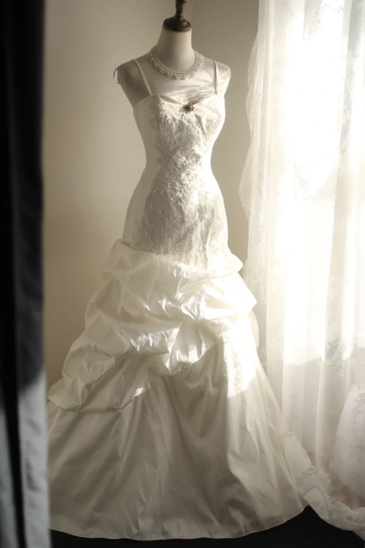 Elegantes weißes Spaghettiträger A-Linie Vintage Brautkleid Brautkleid, DP5178