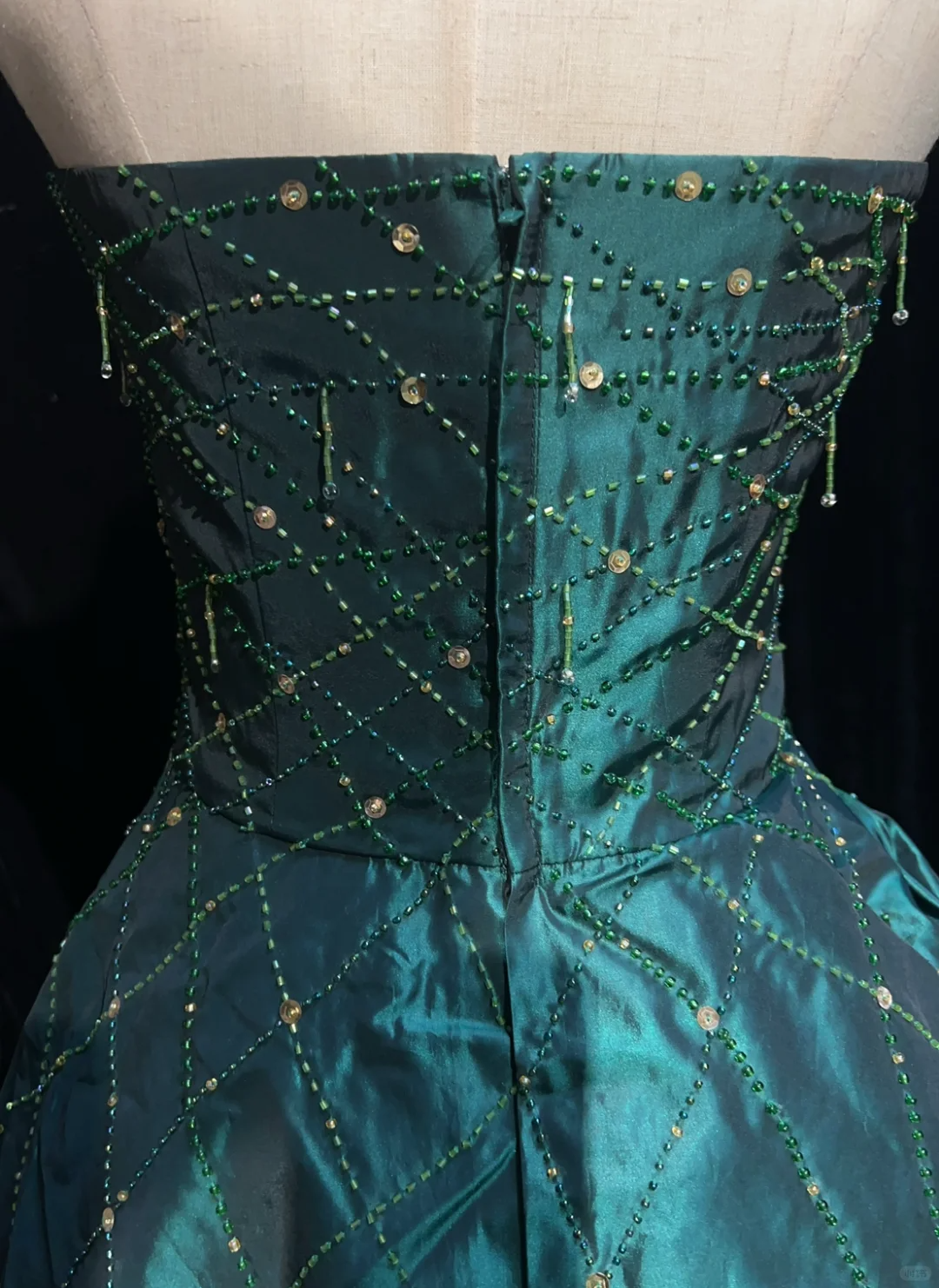 Robe de soirée longue bustier en satin vert modeste, coupe trapèze, ornée de perles, DP4886