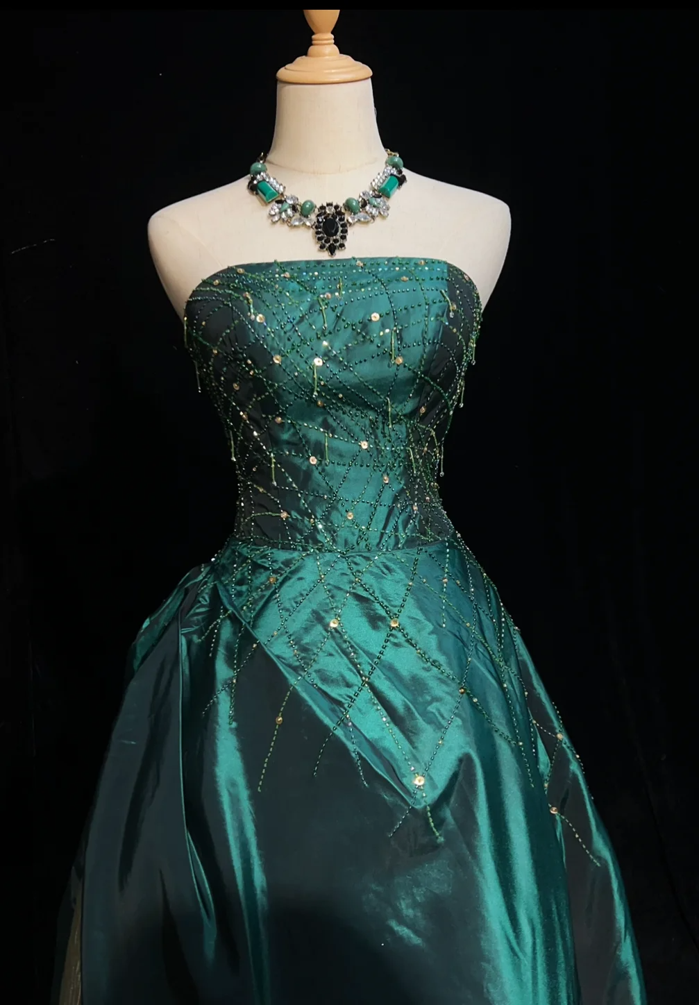 Robe de soirée longue bustier en satin vert modeste, coupe trapèze, ornée de perles, DP4886