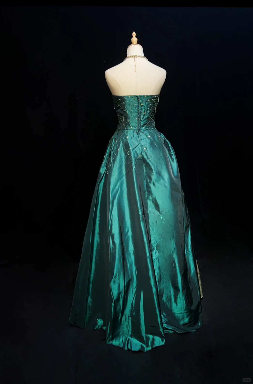 Robe de soirée longue bustier en satin vert modeste, coupe trapèze, ornée de perles, DP4886