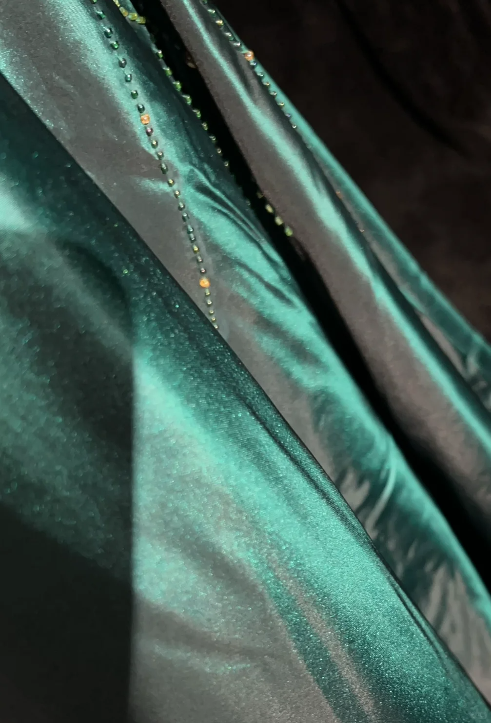 Robe de soirée longue bustier en satin vert modeste, coupe trapèze, ornée de perles, DP4886