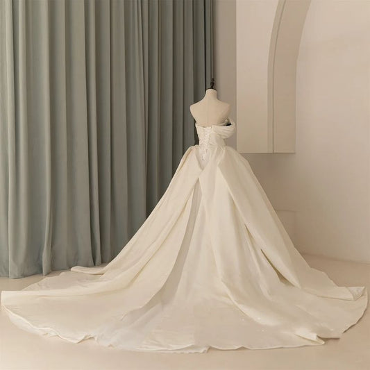 Elegantes, trägerloses Brautkleid in A-Linie aus Satin, Modell DP7058