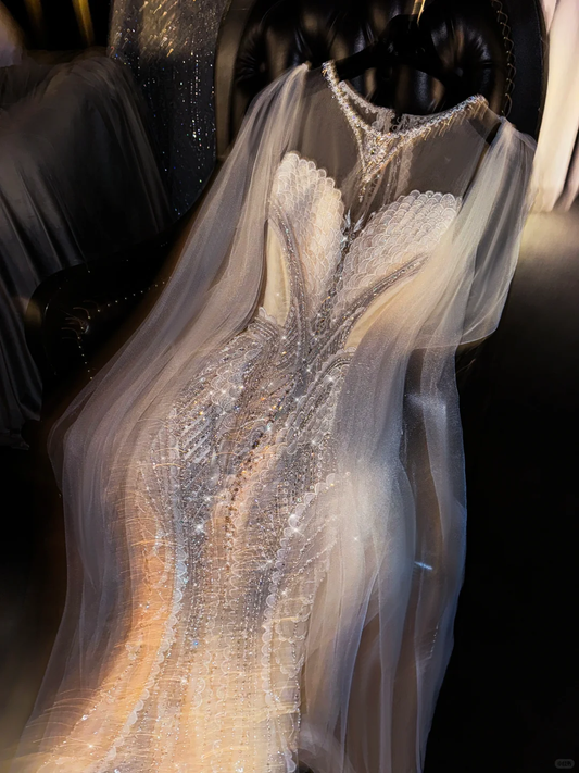 Elegantes silbernes Pailletten-Meerjungfrauen-Abendkleid mit glitzerndem Perlenbesatz, transparentem Tüllcape und Schleppe DP7312