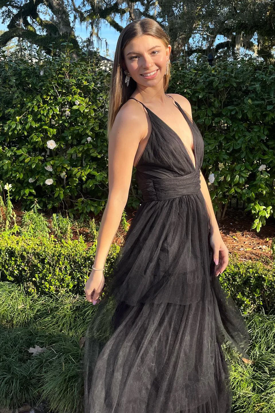 Robe de bal longue noire trapèze, décolleté en V profond, dos croisé, tulle multicouches, DP041