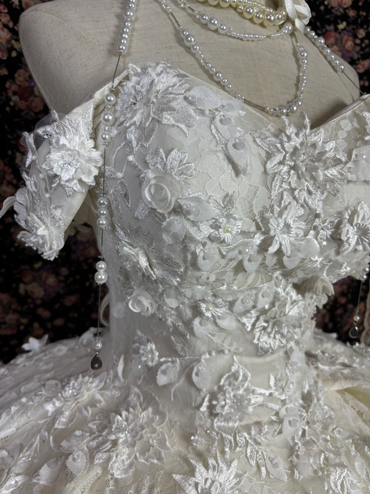 Robe de mariée vintage à broderies florales, coupe trapèze, épaules dénudées DP7067