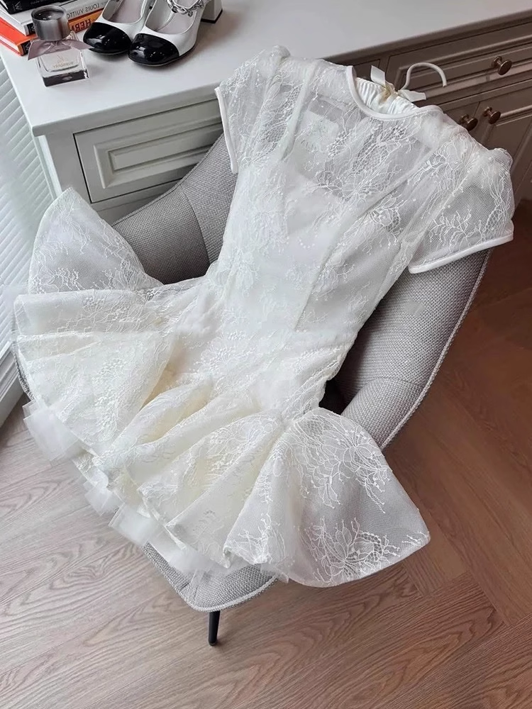Robe de soirée trapèze blanche à manches courtes et appliques en dentelle, DP5969