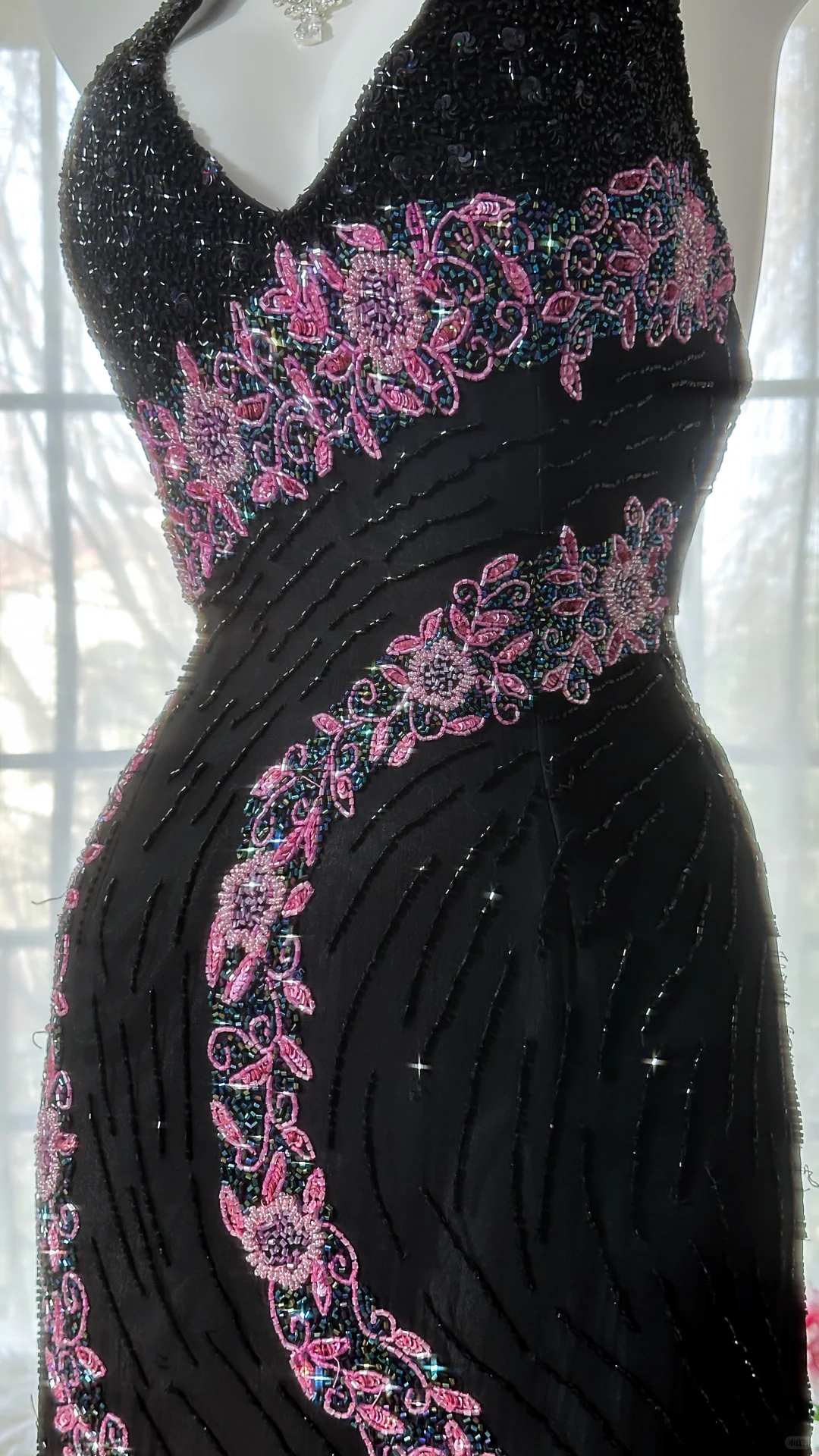 Robe de soirée romantique en mousseline de soie noire rétro à col en V et appliques DP6022