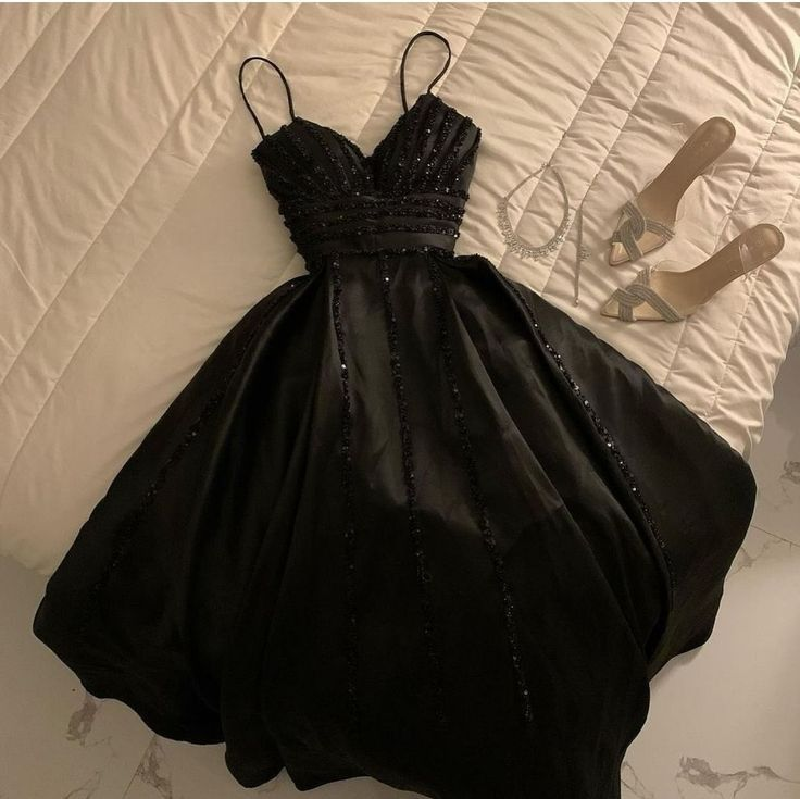 Robe de soirée longue trapèze noire à bretelles et sequins, DP3485